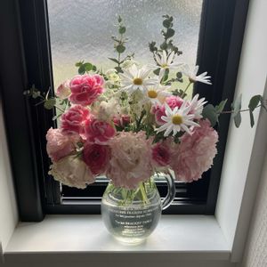 カーネーション,トルコキキョウ,ラナンキュラス,ホワイトレースフラワー,ブーケの画像