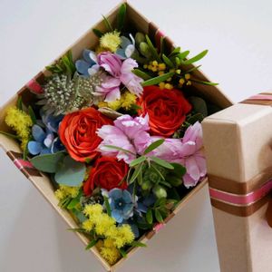 ブルースター,ミモザ,スプレーバラ,スプレーカーネーション,生花アレンジメントの画像