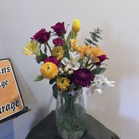 ダリア,チューリップ,ユーカリ,赤い薔薇,小さな空間に花、みどりの画像