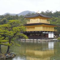金閣寺舎利殿,水面,雨の日,お寺,庭園の画像