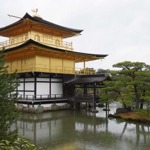 金閣寺舎利殿,水面,雨の日,お寺,庭園の画像
