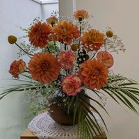 カーネーション,ダリア,かすみ草,アレカヤシ,ゴールデンステックの画像