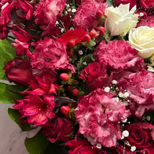 アルストロメリア,オトギリソウ,カーネーション,カスミソウ,赤い薔薇の画像