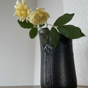 モッコウバラ,一輪挿し,信楽焼,iPhone撮影,asingleflowervaseの画像
