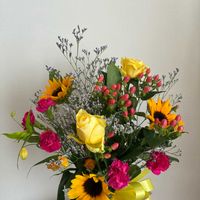 カーネーション,バラ,ヒペリカム,カラフルな花束,ミ二ひまわりの画像