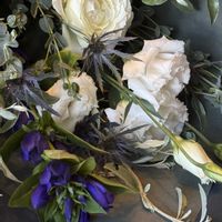 トルコキキョウ,リンドウ,白薔薇,エリンジウム,ブーケの画像