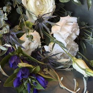 トルコキキョウ,リンドウ,白薔薇,エリンジウム,ブーケの画像