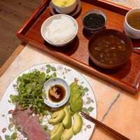 アボカド,ローストビーフ,海苔佃煮,白粥,冷煎茶の画像