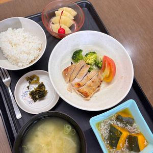 トマト,ブロッコリー,高菜漬け、,白米ご飯,味噌汁、大根の画像