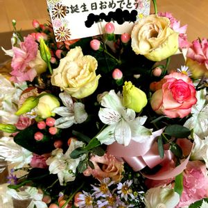 アルストロメリア,トルコキキョウ,バラ,ヒペリカム,黄緑色の花の画像