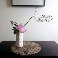 ツワブキ,ノイバラの実,コルチカム(イヌサフラン),生け花,花のある暮らしの画像
