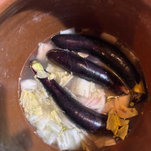 茄子,研ぎ汁漬け,研ぎ汁漬け,研ぎ汁漬けに、採れたての茄子,去年の梅酢漬けの紫蘇の画像