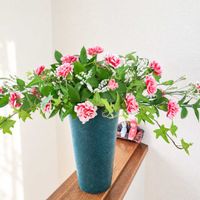 スターチス,アイビー,スプレーカーネーション,ルスカス,フラワーアレンジメントの画像