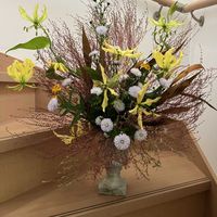 グロリオサ,コキアの紅葉,八重咲きクジャクソウ,フラワーアレンジメント,楽しみ〜の画像