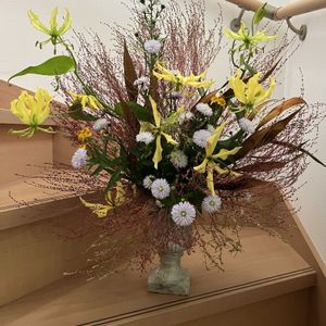 グロリオサ,コキアの紅葉,八重咲きクジャクソウ,フラワーアレンジメント,楽しみ〜の画像